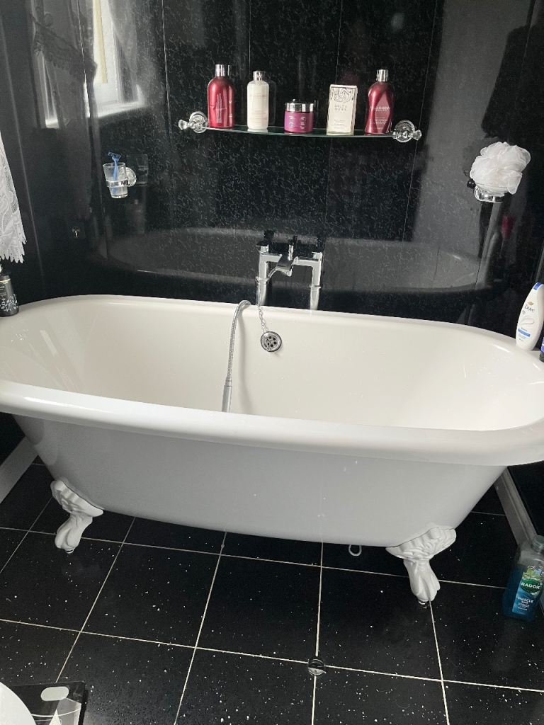 White Freestanding Roll Top Bathtub with Claw Feet