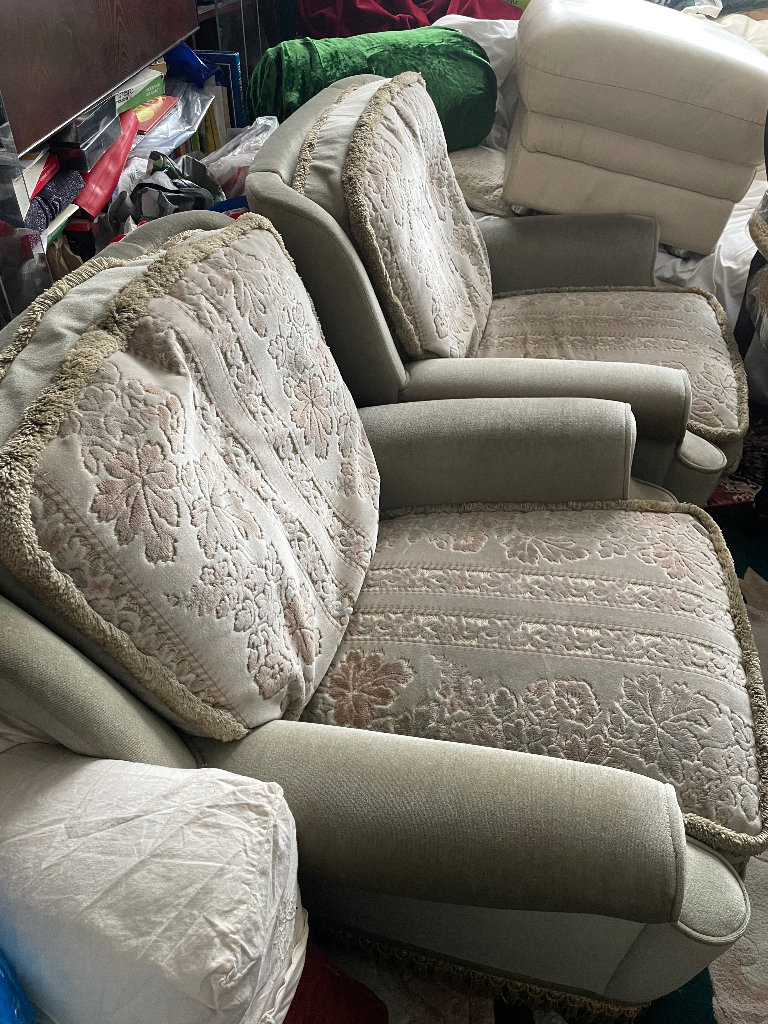 2 x green armchairs in excellent condition