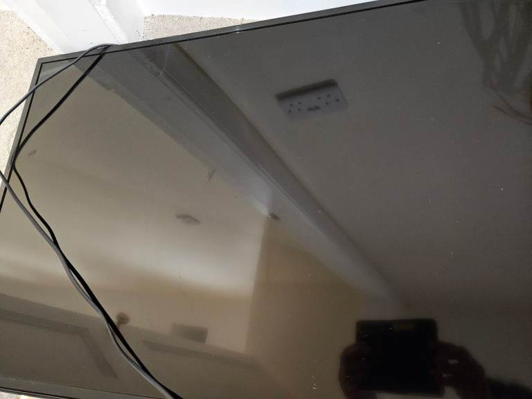 Smart TV 40" comes with remote, 