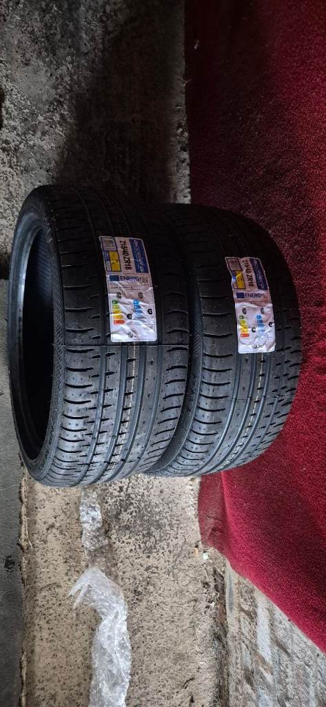 Accelera 215/40/18 tyres x2