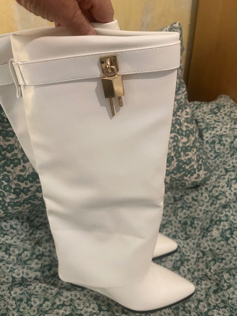 White Queen Vivi Boots - size 6