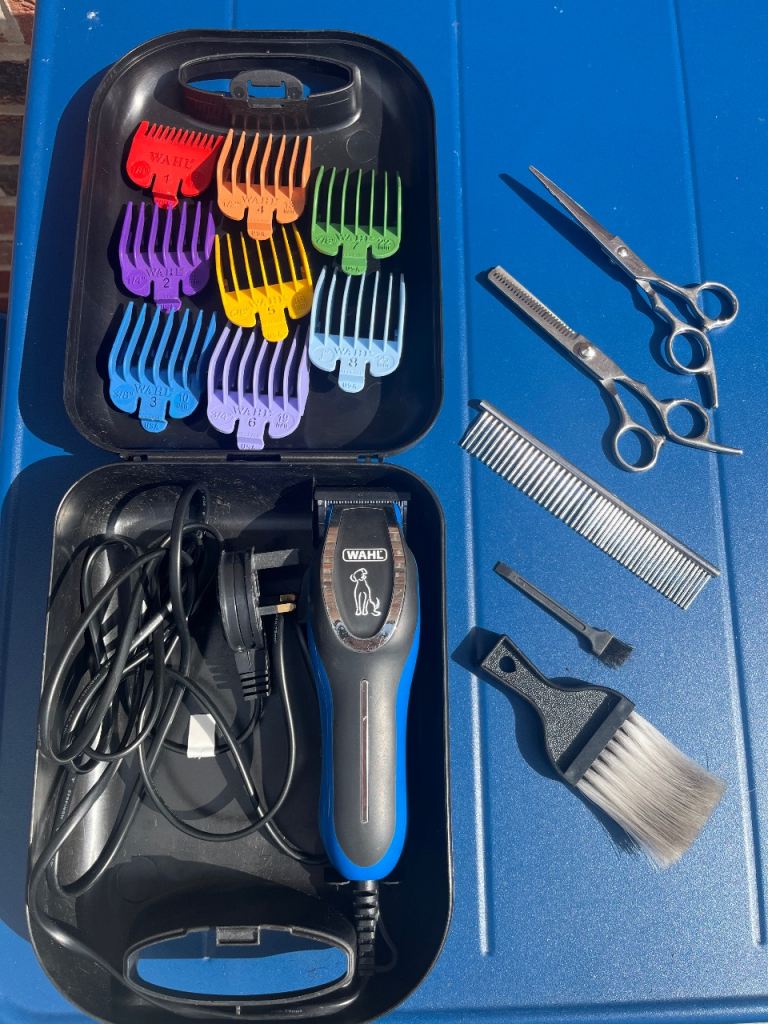 WAHL U-Clip Dog Clippers with 8 Combs and New Blade