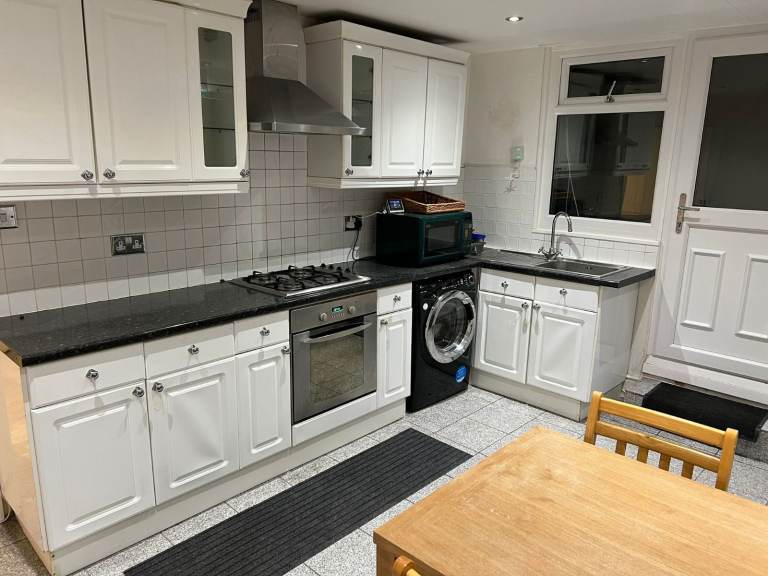 2 Bedroom Flat {Stoke newinton}