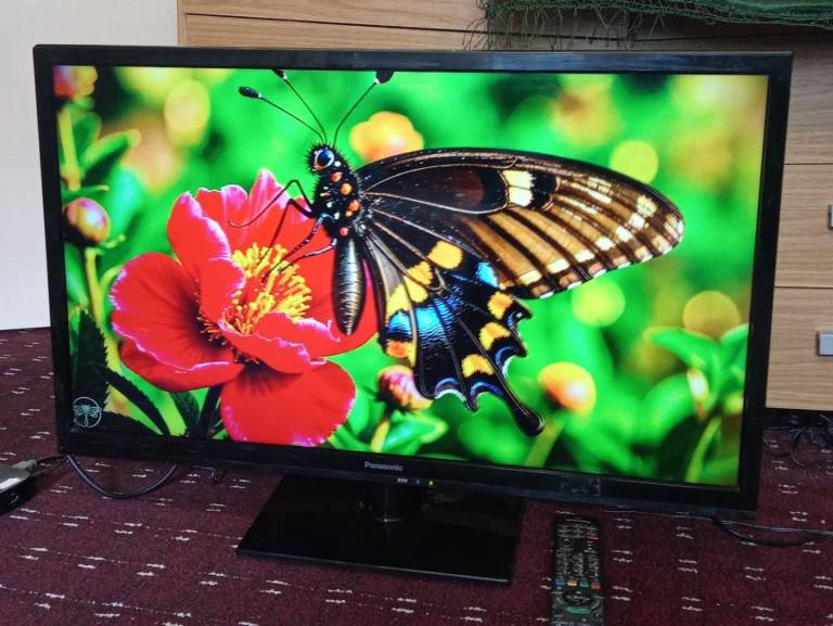 Panasonic 32 inch hd slim lightweight Freeview TV with remote 