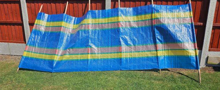 Beach Windbreak with Wooden Poles – Multicoloured, Good Condition