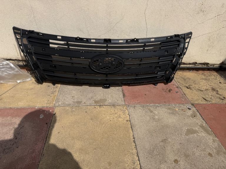 Hyundai i800 grill