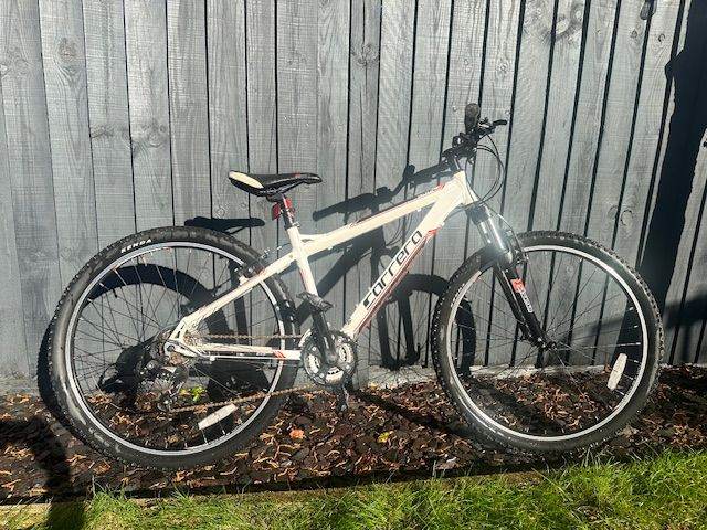 Carrera Aluminium Hardtail Mountain Bike – SR Suntour Forks
