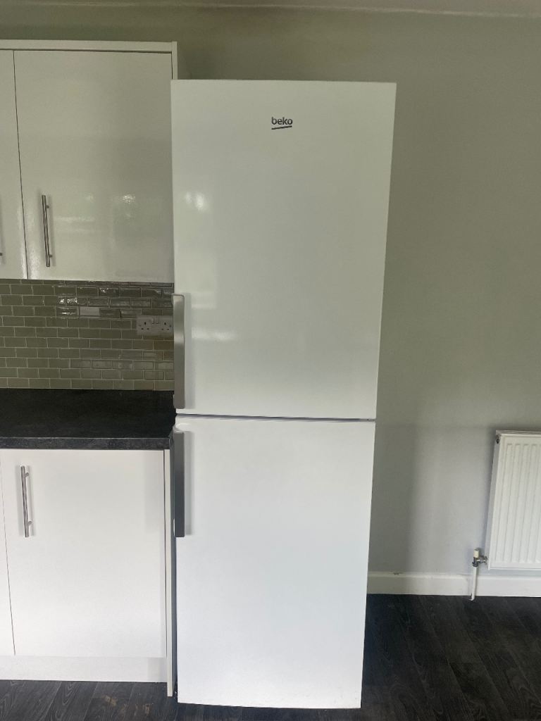 Beko Fridge Freezer – White, Good Condition