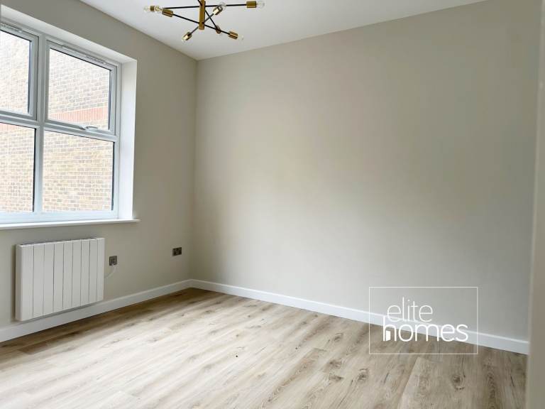 Large newly decorated One bedroom Flat in a fantastic location in Twickenham, TW1.