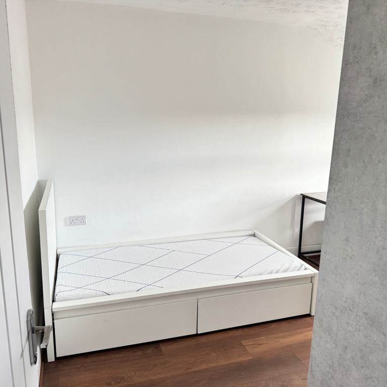 Single / Double Room Available Immediately Longsight
