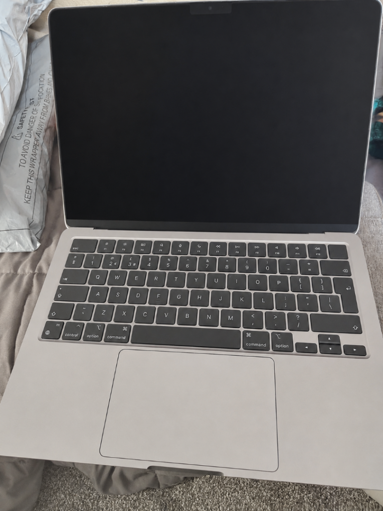 2022 Apple MacBook Air M2 13" – Silver – 8GB RAM / 256GB SSD – Box, Charger & Free Case