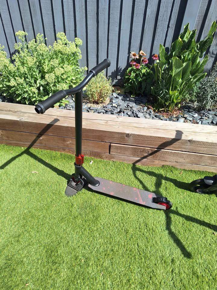 ** REDUCED ** Rimmek Kids Scooter - Black and Red, Good Condition