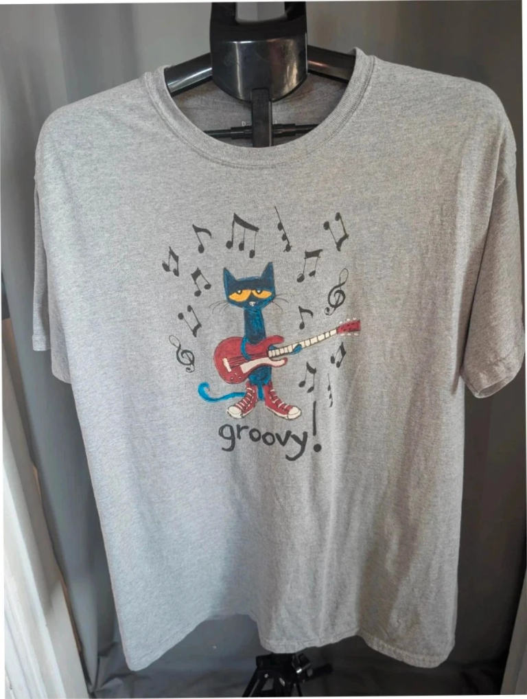 Heather Grey Graphic T-Shirt, Pete the Cat Groovy Guitar, Size M