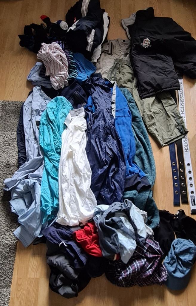 JOB LOT OF MENS CLOTHING (MAINLY MED) SIZE