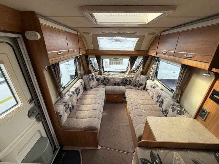 Swift Challenger Sport 686 Fixed Triple Bunk Beds