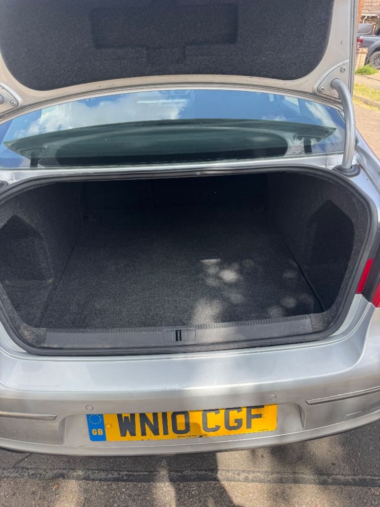 Volkswagen, PASSAT, Saloon, 2010, Manual, 1598 (cc), 4 doors