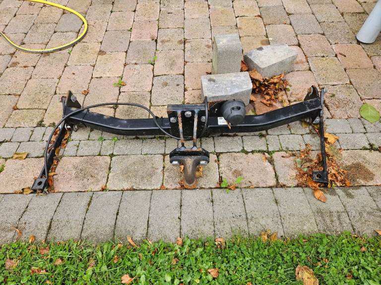 Peugeot fixed towbar with a detachable/flange-type towball bracket and electrical socket.