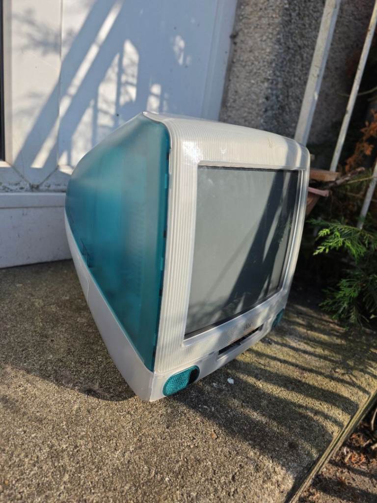 FREE FREE. FAULTY APPLE G3 COMPUTER.  POWERS ON. BLANK SCREEN 