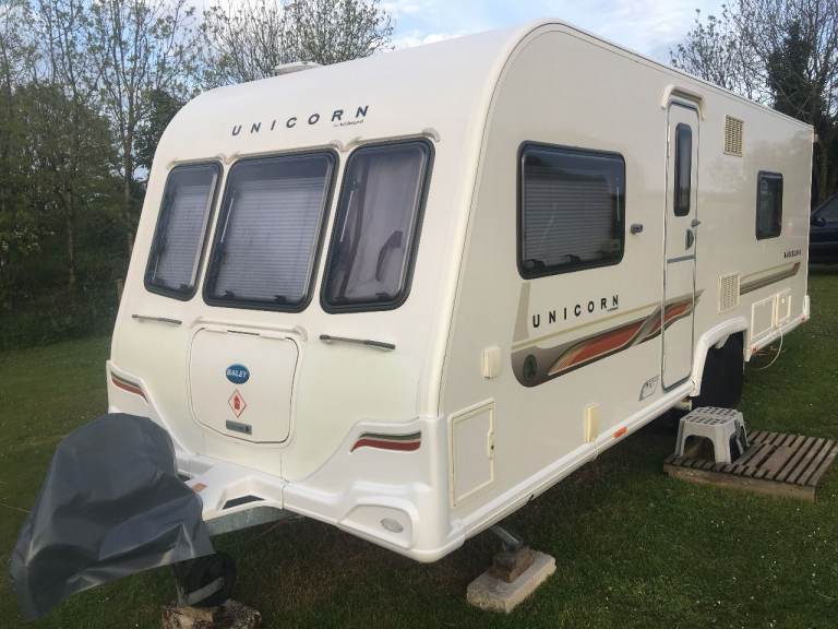 BAILEY UNICORN BARCELONA Twin Axle, Fixed Double Bed, 4 Berth, Motor Movers, Alde Heating