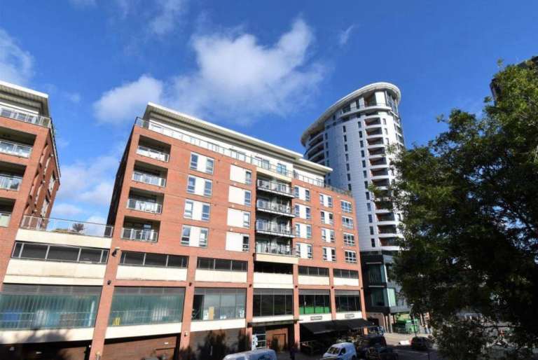 2 bedroom flat at eclipse building complex bristol city centre