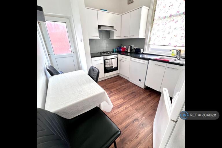3 bedroom flat in Poole Road, Bournemouth, BH4 (3 bed) (#3041928)