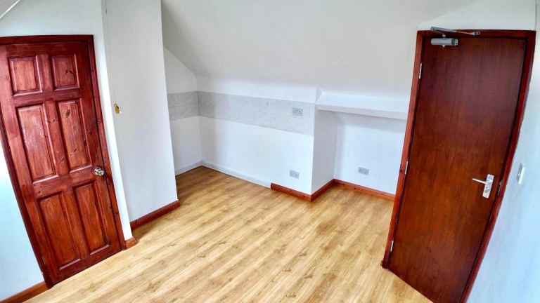 En-suite double room including bills for single occupancy Postcode LU3 1DJ