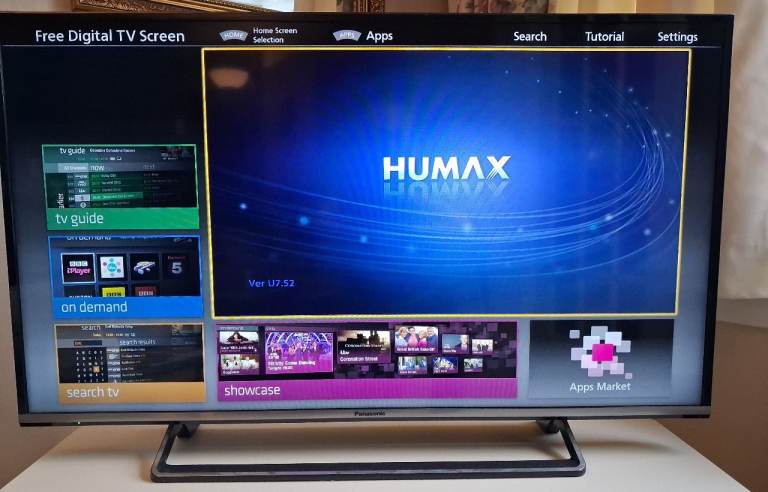 PANASONIC 40" SMART TV