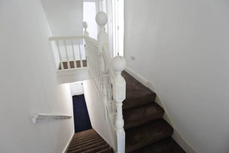5 BEDROOM SPLIT LEVEL MAISONETTE CHAPLIN ROAD WILLESDEN NW12