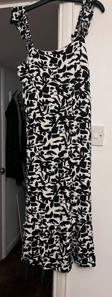 Black and White Patterned Summer Dress – Good Condition