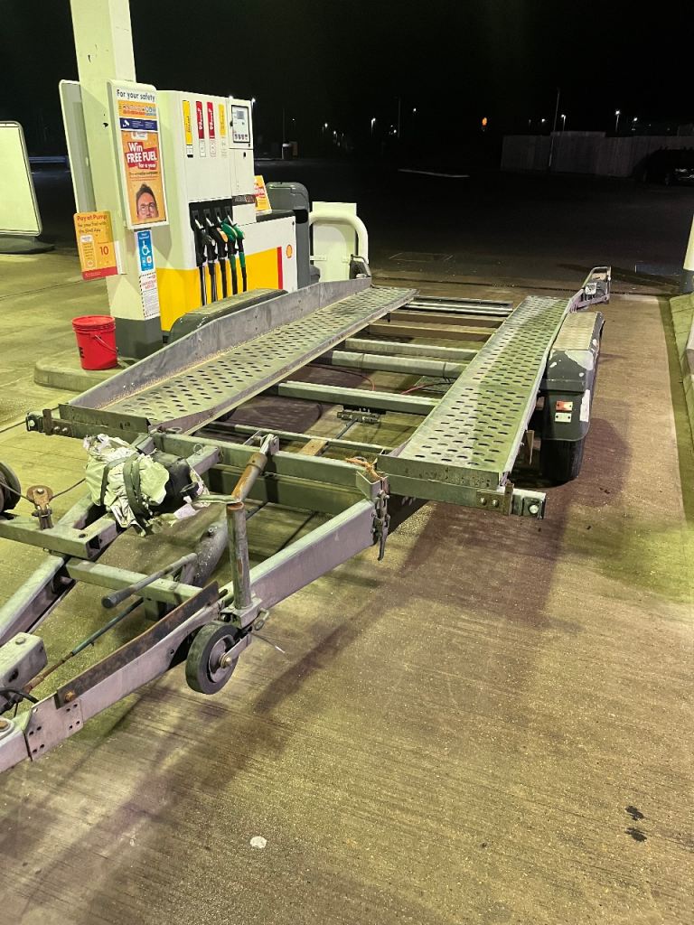 Car transporter trailer