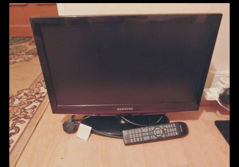 samsung TV - 24 inch - ideal for kids room or Amazon fire TV stick  or with gaming console