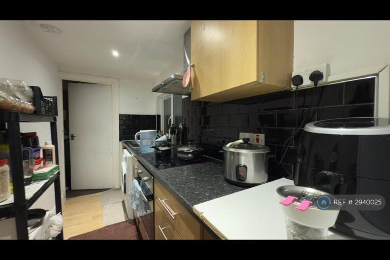 2 bedroom flat in Hanworth Road, Hounslow, TW4 (2 bed) (#2940025)