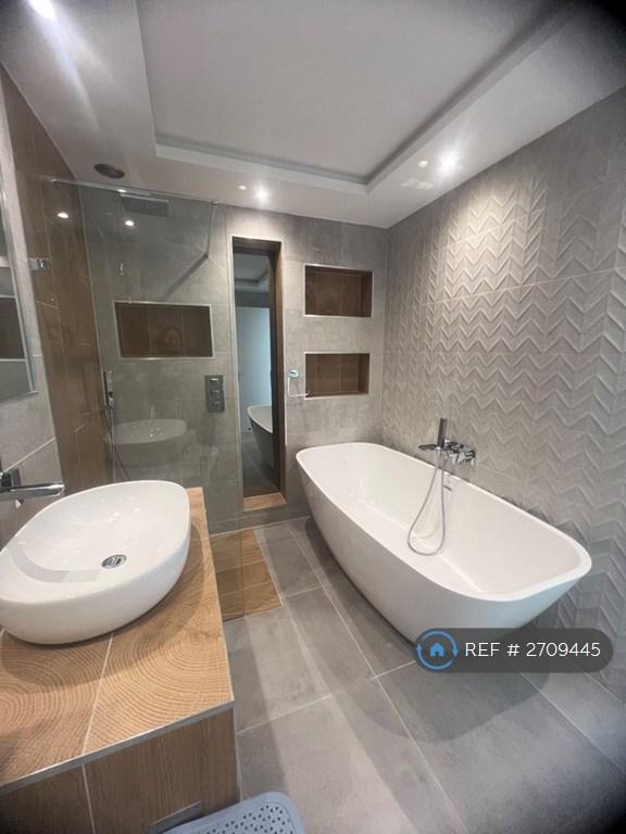 2 bedroom flat in Craigroyston Grove, Edinburgh, EH4 (2 bed) (#2709445)