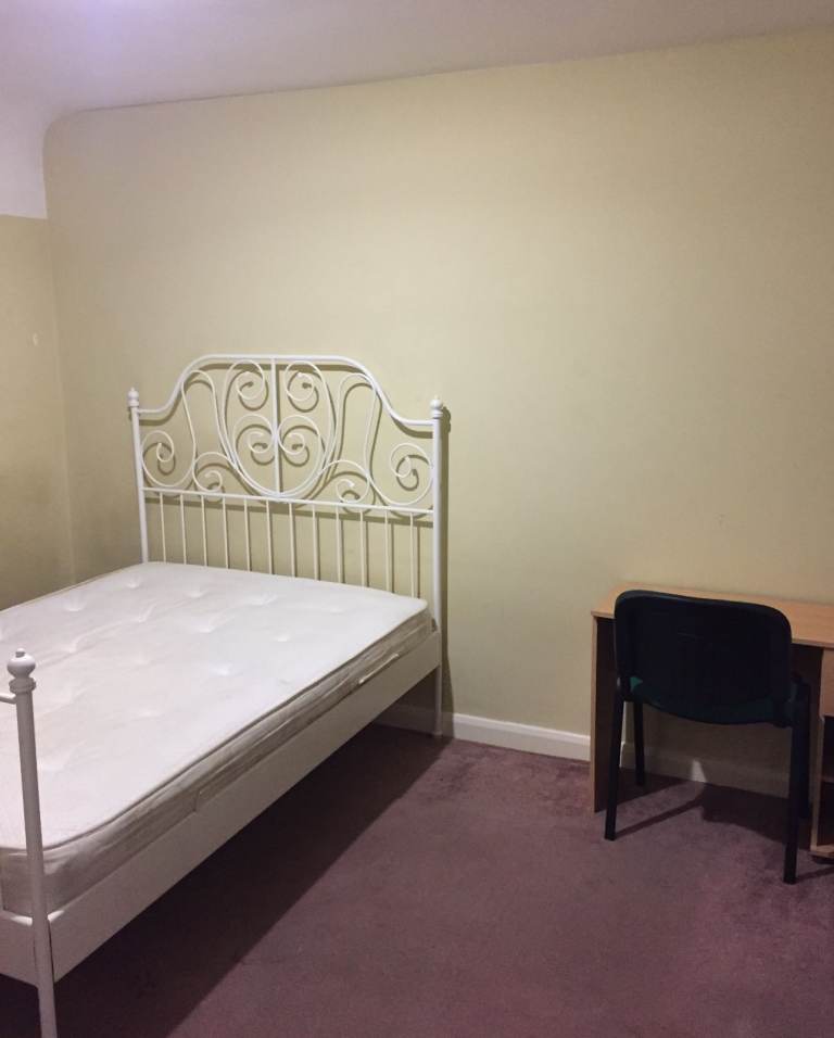 Furnished double room to rent in Cowley
