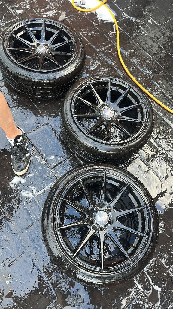 4x Bola CSR 17 inch Gloss Black with tyres