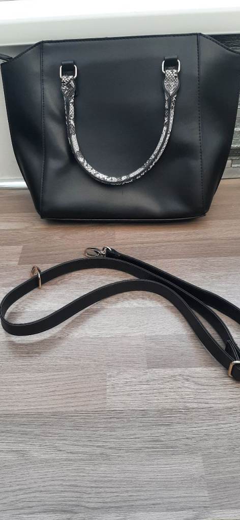 Womens shoulder/hand bag 