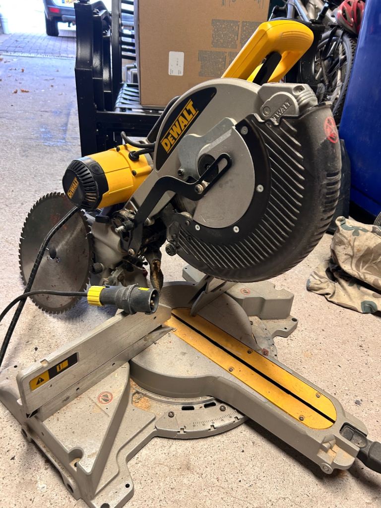 Dewalt compound mitre saw
