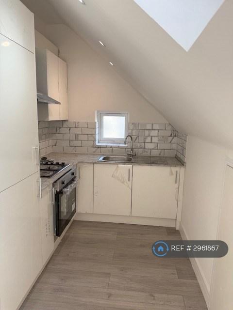 Studio flat in St James Road, Sutton, SM1 (#2961867)