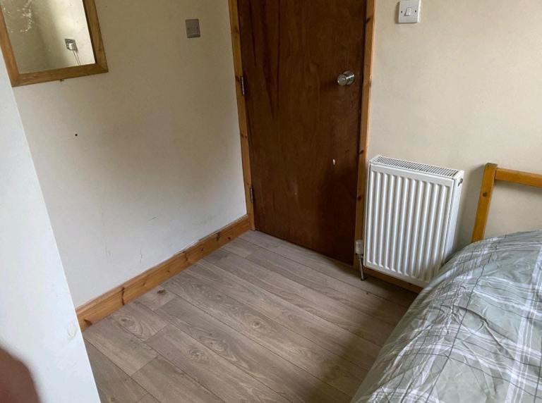 Small budget single room in sn2