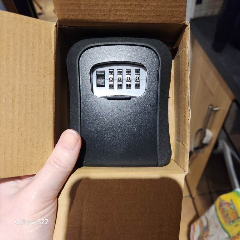 Wall mountable combination key safe box 