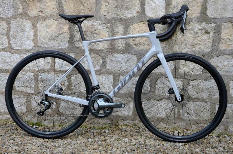 2026 GIANT DEFY ADVANCED DISC FULL CARBON ROAD BIKE. MINT CONDITION