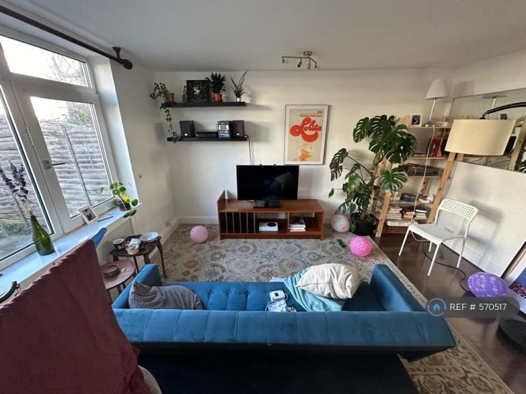 3 bedroom house in Turnpike Close, London, SE8 (3 bed) (#570517)