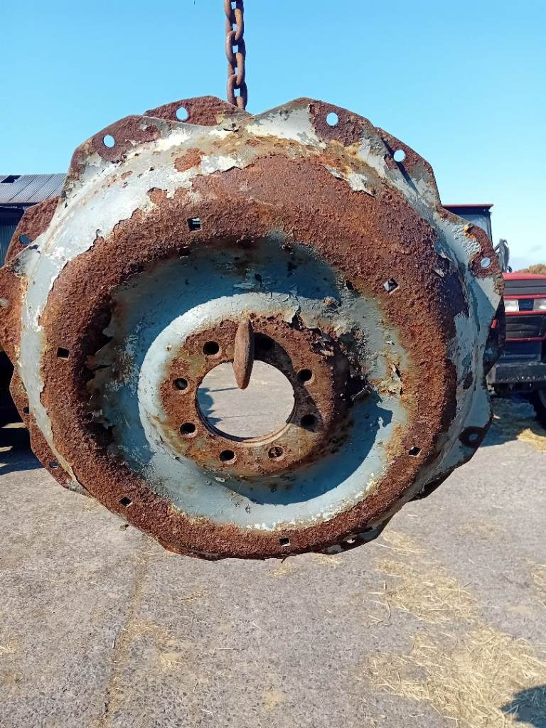 MF 135, 35 rear wheel centres. 