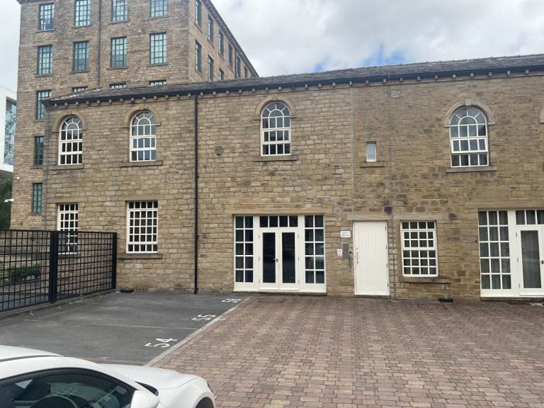 2 Bedroom Flat, 1st Floor, Secure Complex, Secure Parking - Near University of Huddersfield