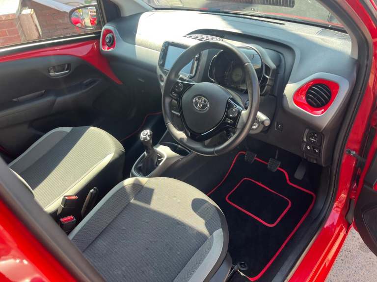 TOYOTA AYGO 1.0 VVT-i x-trend in Super Red 2021