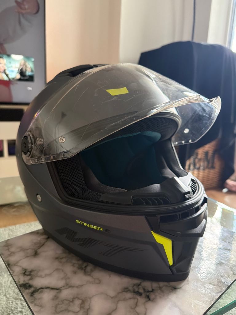 MT Stinger 2 ECE 22.06 Motorcycle Helmet Size M – Excellent Condition