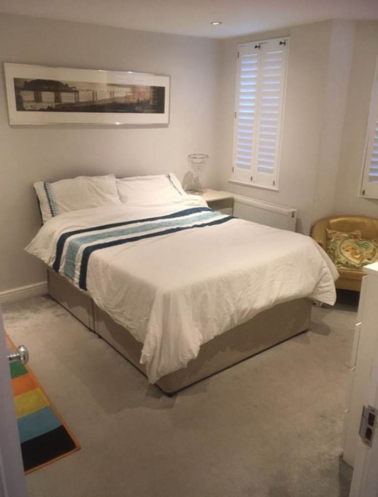 Bright Central Double Extra large room near Beach with separate lounge. 