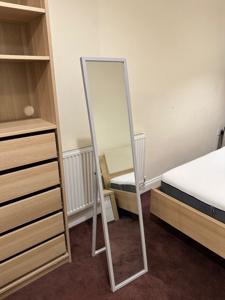 Free standing mirror 