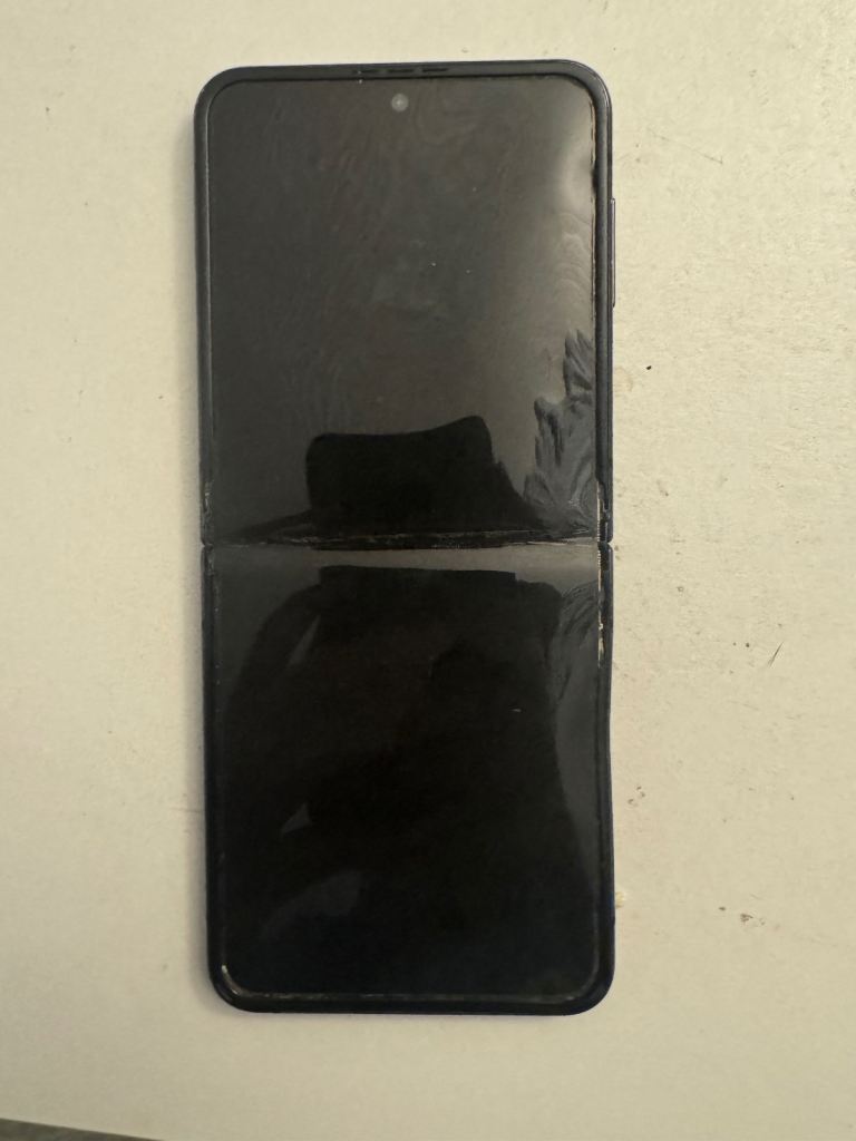Samsung Z flip 4 - broken screen for parts/spares