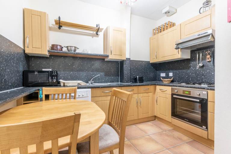 Spacious, 4-bedroom, HMO flat located on Marionville Road – available June